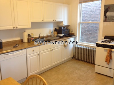 Allston/brighton Border Spacious 3 Bed 1 bath available 9/1 on Kelton St in Allston! Boston - $4,000